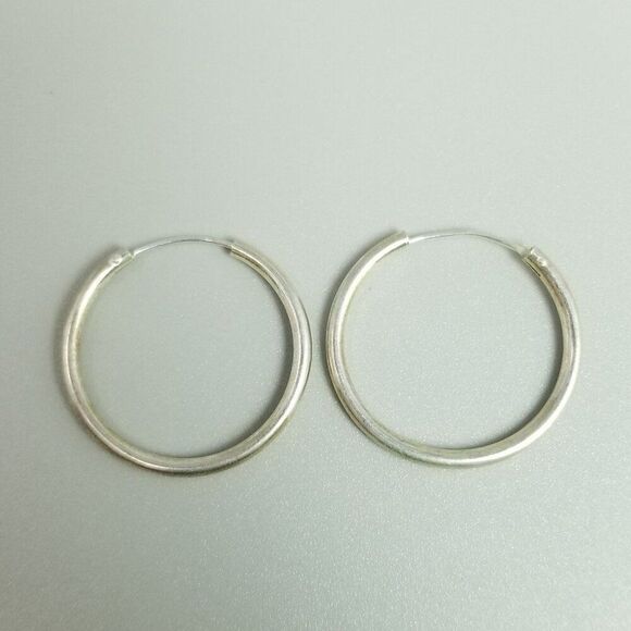 Vintage Sterling Silver Thin Hollow Tube Infinity Hoop Earrings, 1 Inch Size - Picture 4 of 8